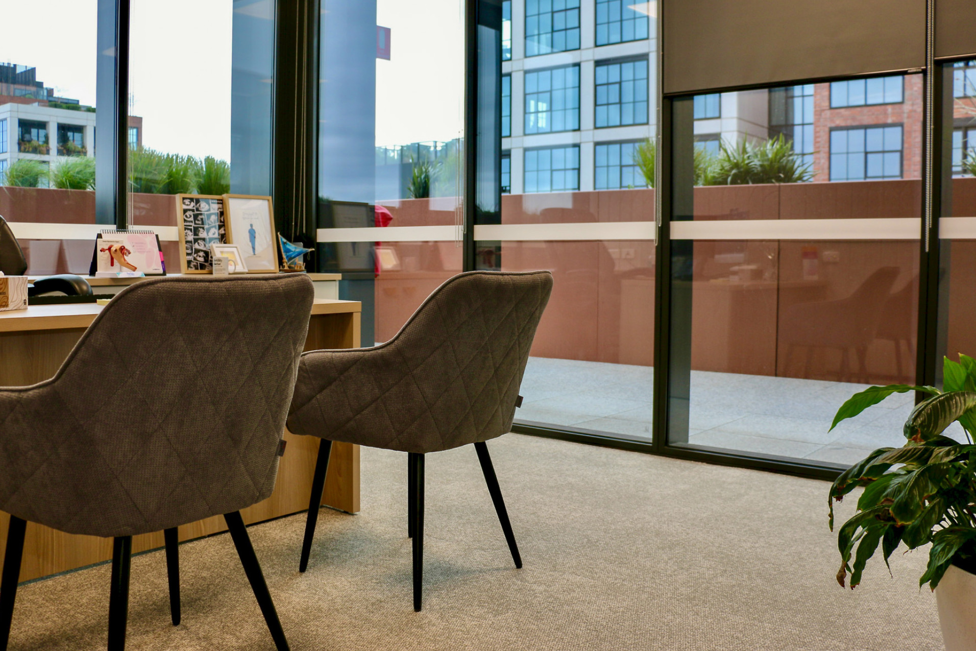 dr_lantsberb_fertility_specialist_melbourne_reception_02